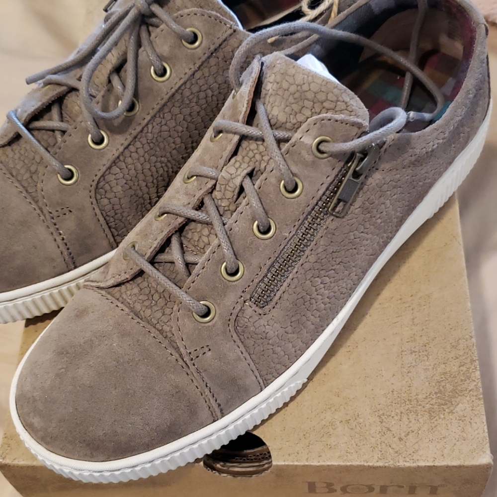 BORN Sneakers